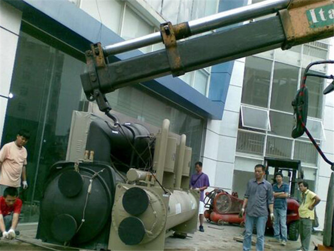 思茅区随车吊和汽车吊的核心区别是什么？哪种更省钱？