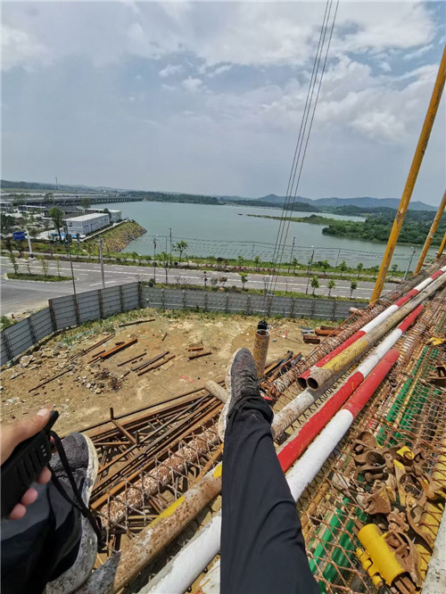 思茅区作业中发生设备损坏或人员意外，责任怎么划分？